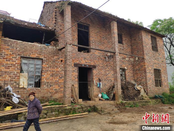 刘冬平家的老房子改造成牛圈。 王昊昊 摄