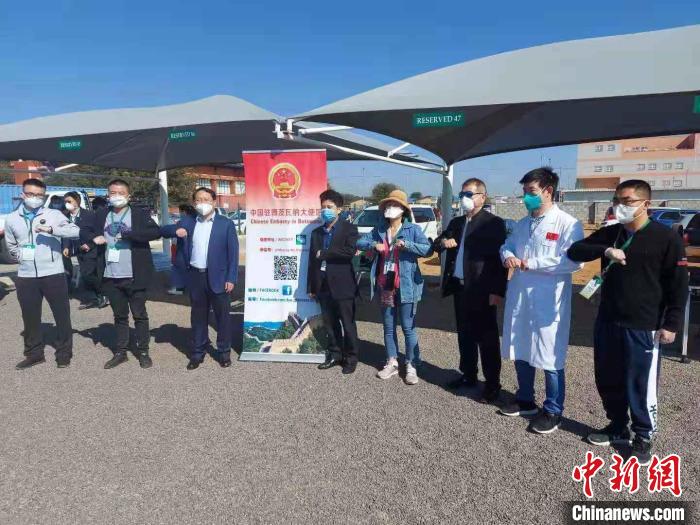 周锐(右二)在博兹瓦纳参加公益活动。 福建医科大学孟超肝胆医院供图