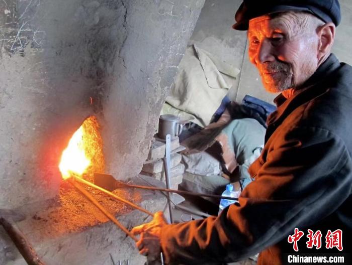 吴天惠正在煅烧铁块。 受访者供图