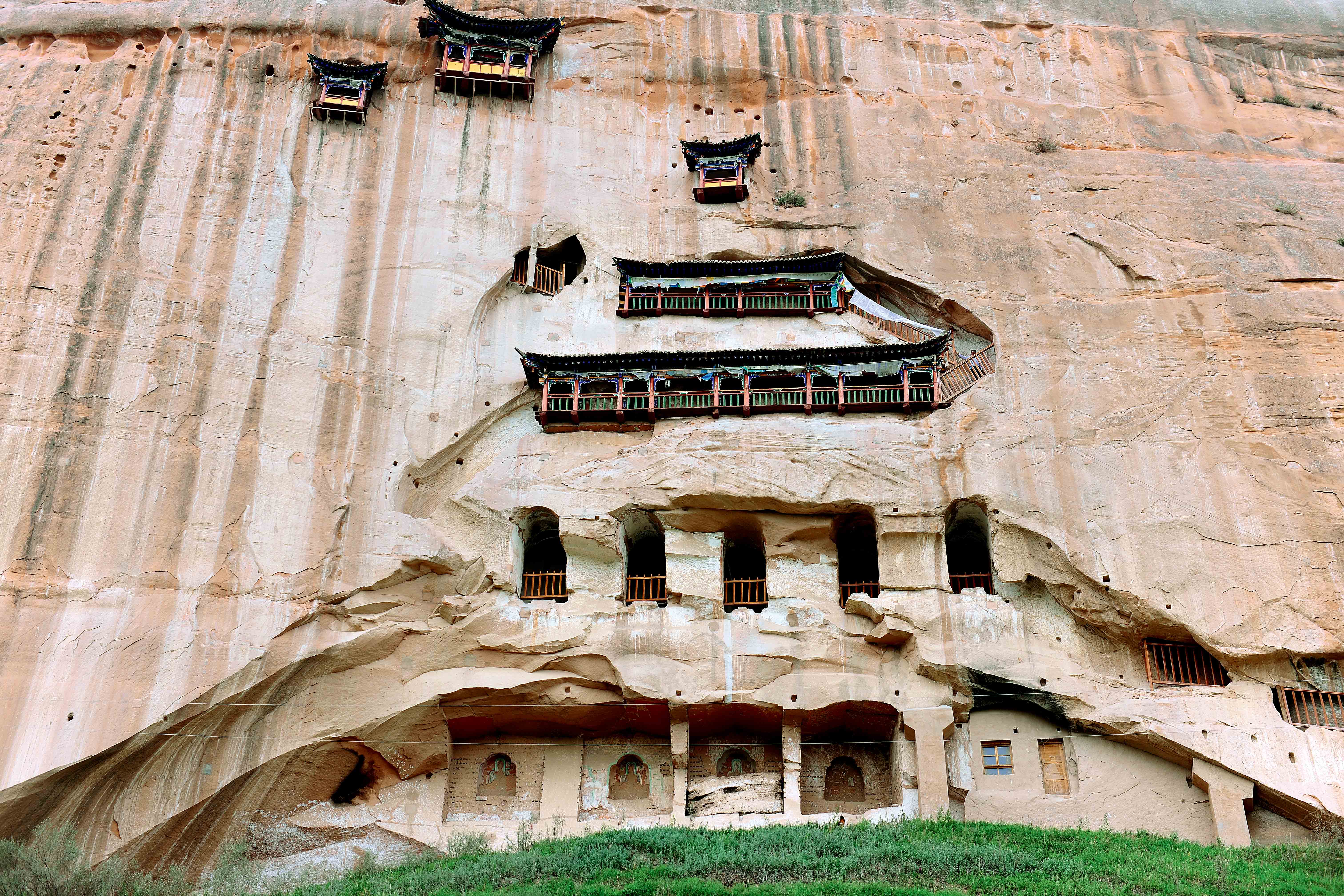 Zhangye: A Place to  Enjoy Landscapes,  Historic Sites, Folk Customs