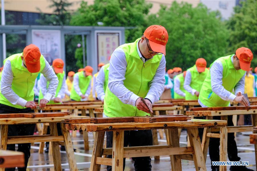 Craftsmen demonstrate skills of making wooden crafts in east China's Zhejiang