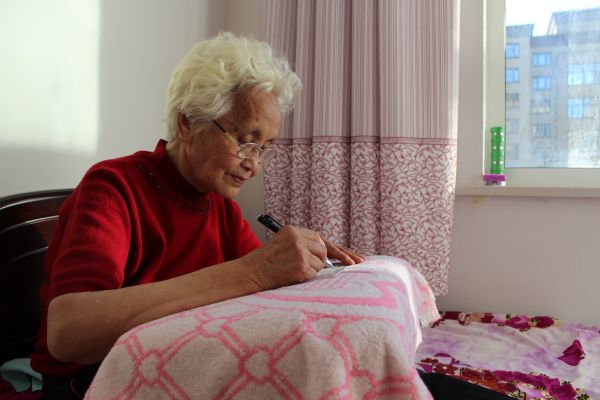 靠垫是我娘的移动书桌,可以跟着阳光走