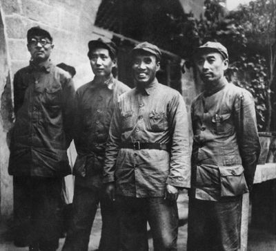 1937年8月，周恩来与国民党进行五次谈判后回到延安。这是他和毛泽东、朱德、林伯渠在毛泽东居住的窑洞前合影。