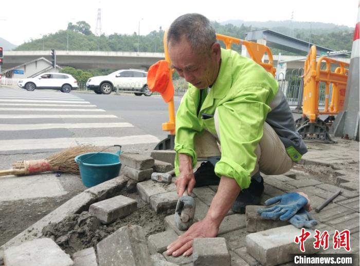 铺平人行道上的便道砖。台州市黄岩区综合行政执法局供图