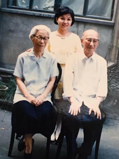 1989年，上海，方素珍与陈伯吹、吴鸿志夫妇合影。(《中国新闻》报 发/受访者供图)