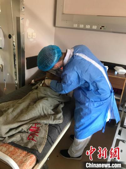 周锐在巡房。 福建医科大学孟超肝胆医院供图