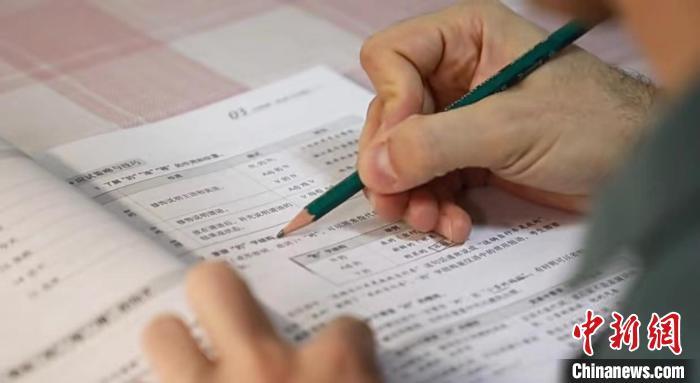 图为岑希坚持每天学习中文。 受访者供图