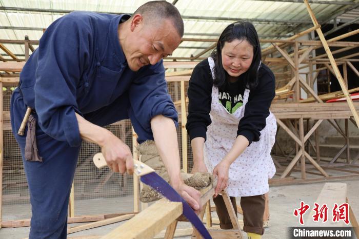4月上旬，朱恒彬与妻子为今年制茶作准备。 吕杨 摄