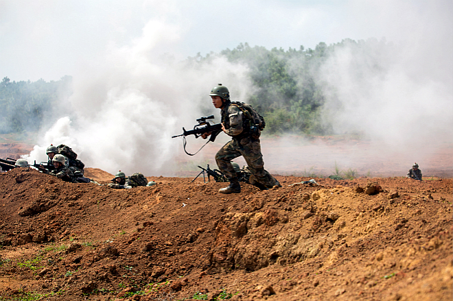 9a-红蓝双方利用激光交战系统进行实兵对抗2_meitu_9