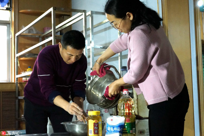 河南面塑艺人捏出能吃的面人 Henan dough modeling finds success in modern age