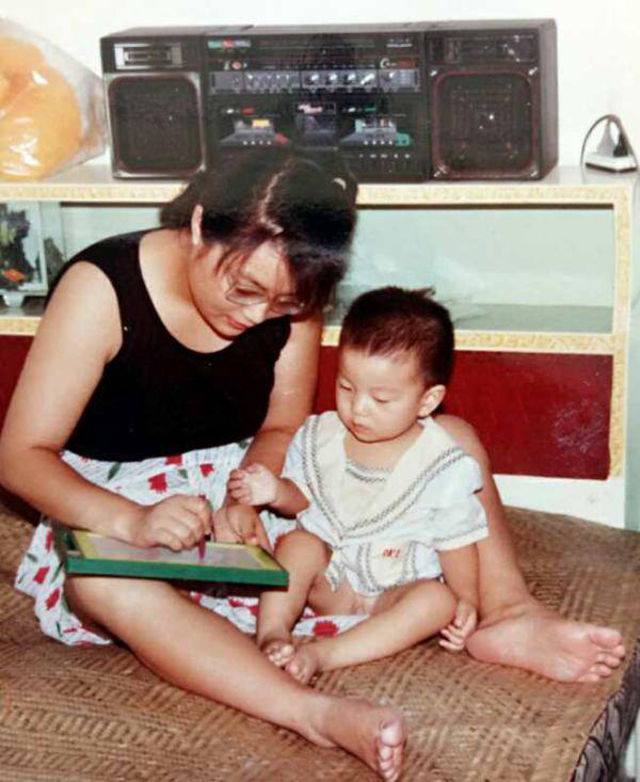 母爱助脑瘫儿上哈佛 Single mom's love sees disabled son through to Harvard