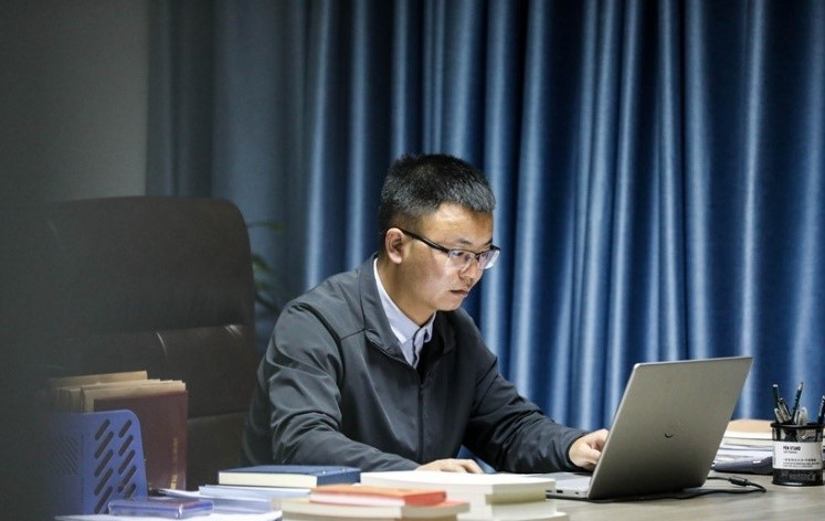 袁海波,云南曲靖小有名气的返乡创业青年,目前经营着一家劳务输出公司