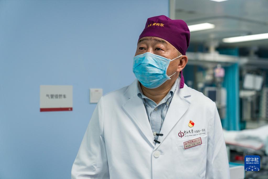 庄重佩戴在胸前,是中山大学附属第一医院重症医学科主任管向东的习惯